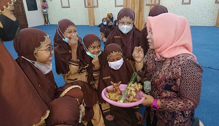 Peringati Hari Jamu Nasional, Puskesmas Alun-Alun Gresik Kenalkan Aneka Tanaman Herbal di SD YIMI