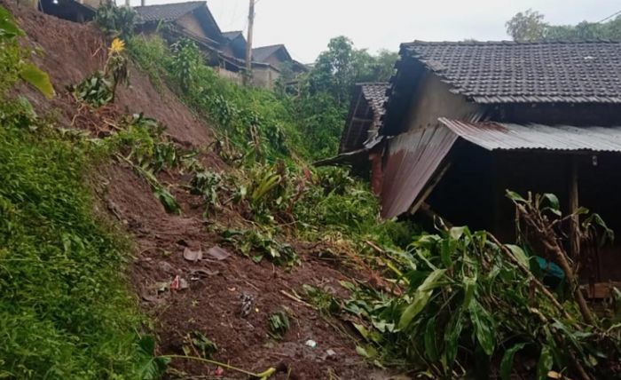 Hujan Deras di Lereng Wilis, Dua Rumah Warga Kediri Tertimpa Tanah Longsor