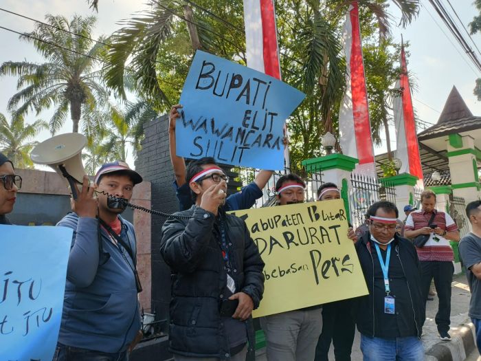 Buntut Pembatasan Wawancara pada Bupati Blitar, Puluhan Wartawan Demo di Depan Pendopo