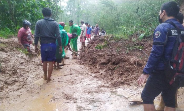 Dua Desa di Blitar Diterjang Longsor, Rusak Rumah Warga Hingga Menutup Akses Jalan