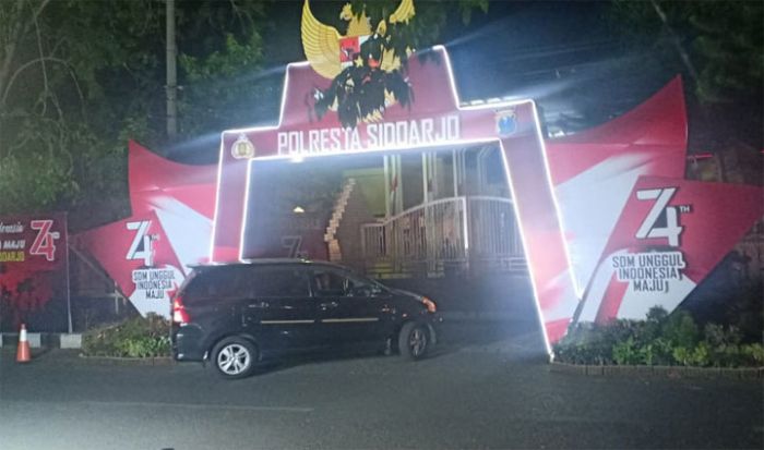 Meriahkan Dirgahayu RI ke-74, Gapura Merah Putih dan Burung Garuda Berdiri di Polresta Sidoarjo