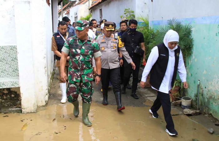 Tinjau Banjir di Sampang, Gubernur Khofifah Minta Semua Pihak Patuhi Peringatan BMKG