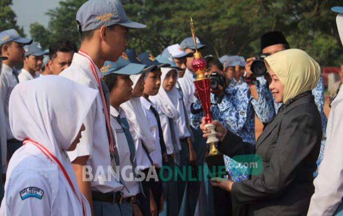 Bupati Kediri Beri Penghargaan 150 Siswa Berprestasi