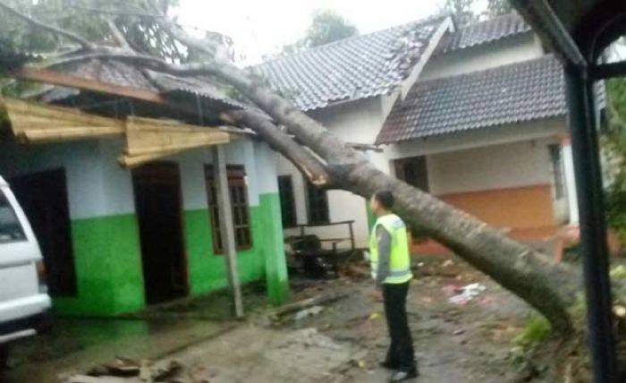 Puting Beliung Terjang Tiga Desa di Blitar, Puluhan Rumah Rusak