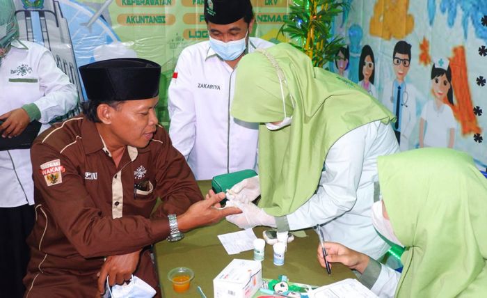 Ramaikan Pasar Murah UMKM, SMK Plus NU Sidoarjo Sediakan Layanan Kesehatan Gratis