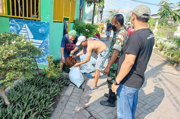 Bersama Warga, Babinsa Babat Jerawat Surabaya Ajak Bangun Semangat Gotong Royong