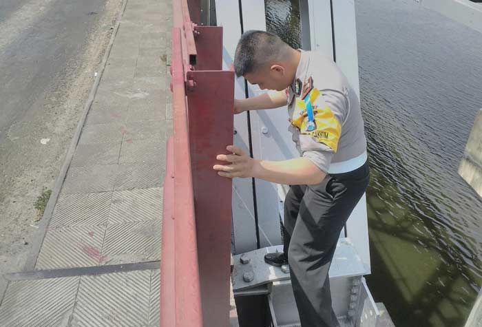 Jembatan Babat Amblas, Kasatlantas Polres Tuban Menjelma Bak Spiderman