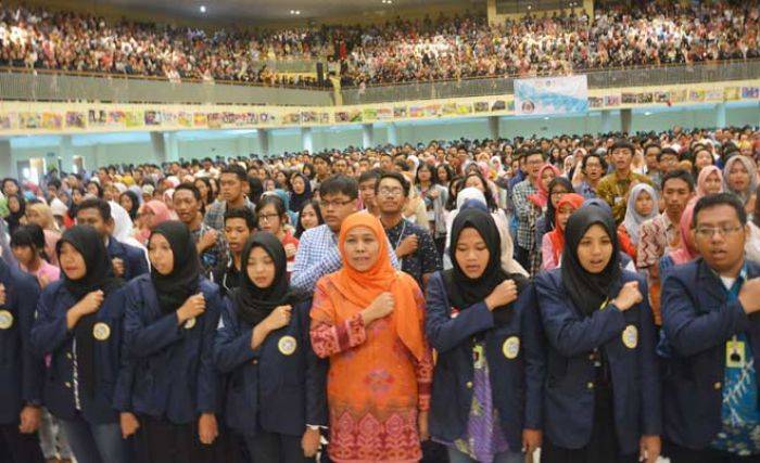 Hadiri Penutupan PPKMB Unair, Mensos Khofifah Titikkan Air Mata Saat Nyanyikan Hymne Airlangga