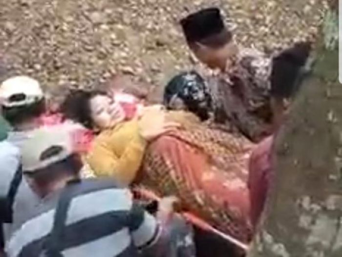 Terjadi di Jember, Dua Perempuan Hendak Melahirkan Ditandu Seberangi Sungai