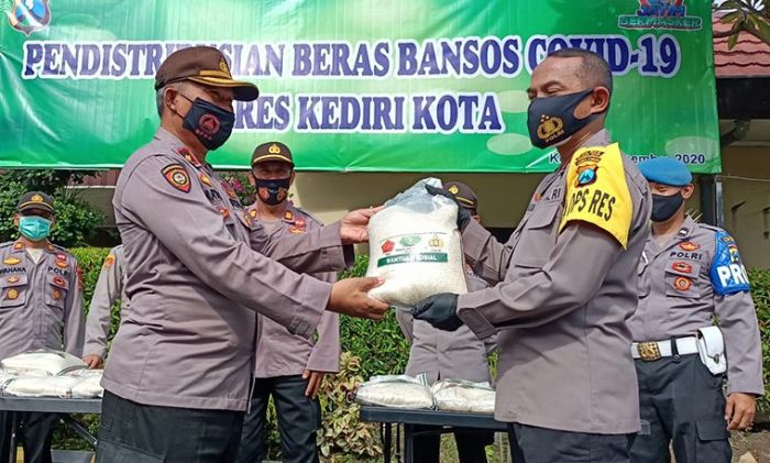 ​Polres Kediri Kota Salurkan Beras Bantuan Mabes Polri kepada Warga Terdampak Covid-19