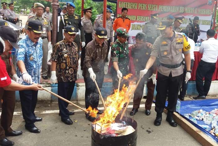 Kapolres Pacitan Musnahkan Ratusan Botol Miras Hasil Operasi Cipkon