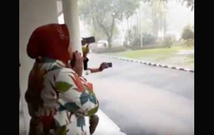 Sempat Khawatir, Wali Kota Risma Panjatkan Doa Saat Hujan Disertai Angin Guyur Surabaya