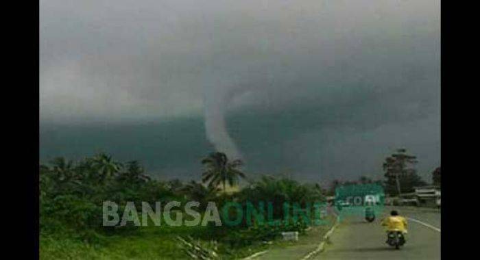 Puting Beliung Hantam Watulimo Trenggalek, Ratusan Rumah Porak Poranda