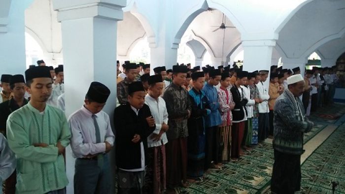 Santri Salat Ghaib dan Doa Bersama untuk Warga yang Terkena Gempa dan Tsunami