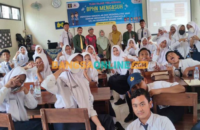 Cegah Kenakalan Anak, YLBH Fajar Trilaksana Kenalkan BPHN di SMPN 22 Gresik