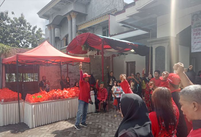 Peringati HUT Partai, Pengurus DPC PDIP Kota Pasuruan Gelar Aksi Bagi Makanan