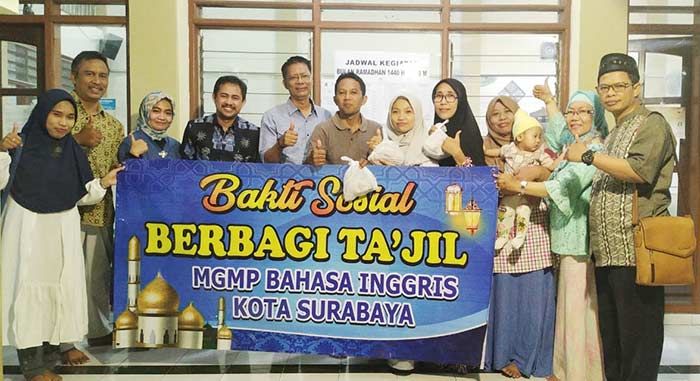 ​MGMP Bahasa Inggris SMP Kota Surabaya Berbagi Takjil