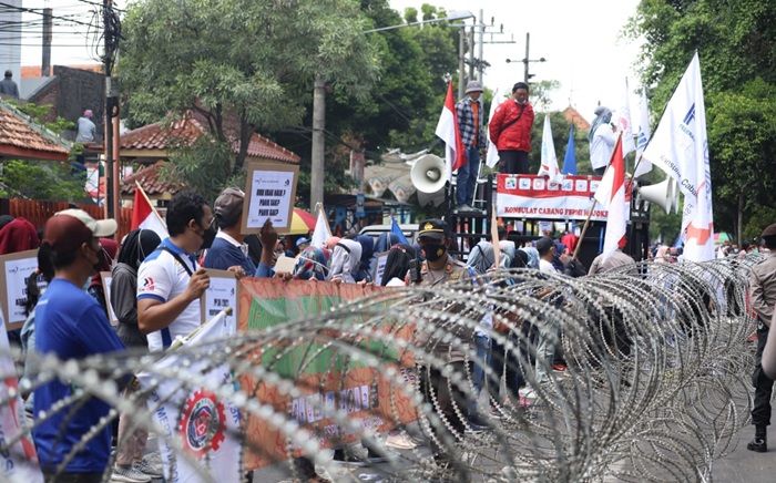 Tuntut Kenaikan UMK 2022, Aliansi Buruh Mojokerto Gelar Unjuk Rasa di Depan Kantor Bupati