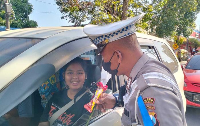 Operasi Patuh Semeru, Pengendara Tertib Lalu Lintas di Kota Blitar Dapat Kejutan dari Polisi