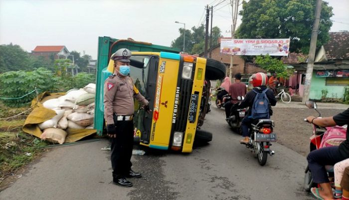 Truk Bermuatan Penuh Kotoran Ayam Terguling di Sukodono