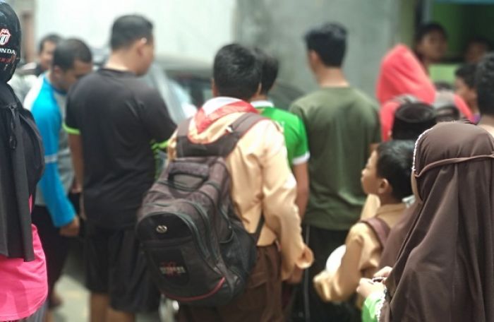 Jemput Anak, Honda Jazz Terperosok ke Selokan di Bleber Pacitan