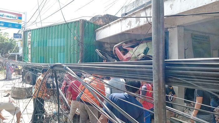 Kecelakaan Maut di Pertigaan Bungah Gresik, Pengemudi Ertiga Tewas Tergencet Bodi Truk Kontainer