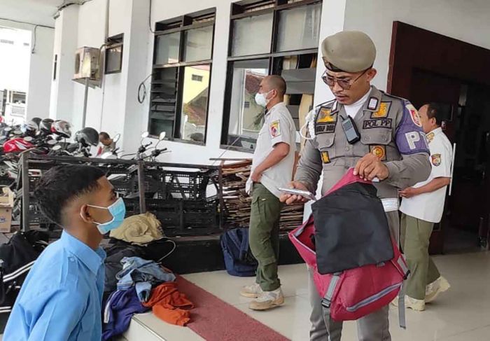 Gelar Razia Pelajar di  Rest Area Jubung, Satpol PP Jember Amankan 22 Siswa