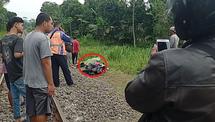  Berkendara Sambil Gunakan Ponsel, Wanita di Blitar Tabrak Kereta Api dan Tewas