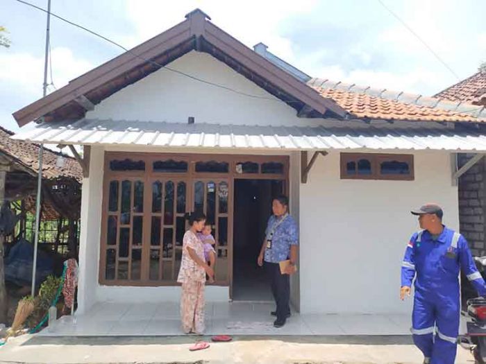 Peduli Masyarakat Sekitar, TPPI Tuban Bedah Rumah Warga dan Buat MCK Sehat