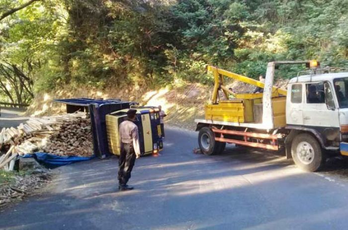 Truk Terguling di Raya Payung, Muatan Kayu Berserakan