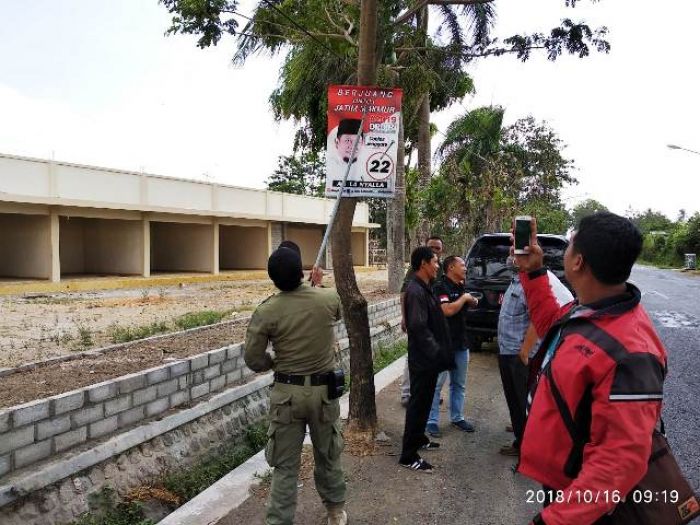 Salahi Aturan, Puluhan APK Tambahan Ditertibkan Panwascam Kabupaten Blitar