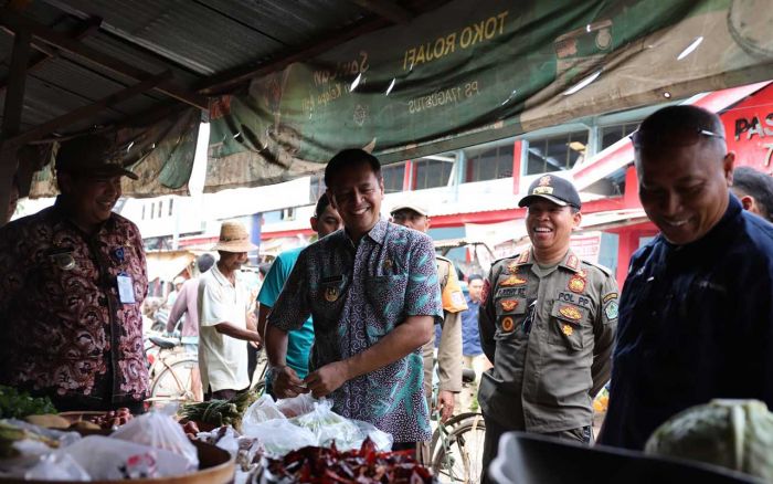 Pj Bupati Pamekasan Tinjau Langsung Turunnya Harga Beras di Pasar