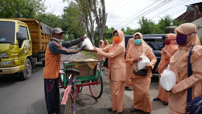 DWP Diskominfo Sumenep Bagikan Sembako ke Tukang Becak dan Pemulung