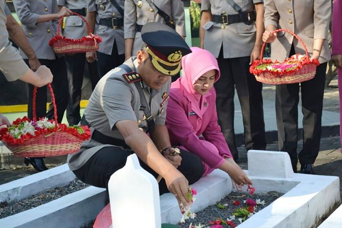 ​Kenang Jasa Pejuang, Polres Pasuruan Ziarah ke Makam Pahlawan