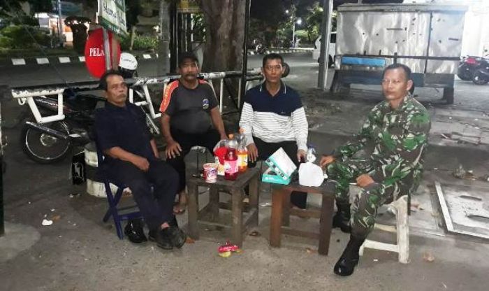 Warga Sukolilo Mudik, Babinsa Kodim Surabaya Timur Aktif Patroli