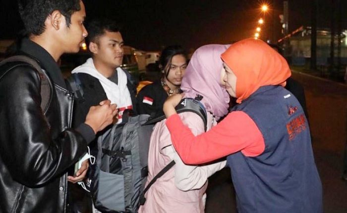 ​Gubernur Khofifah Sambut Langsung Kedatangan 60 Mahasiswa Jatim dari Natuna di Juanda