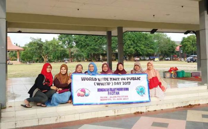 Puluhan Wanita Gelar Aksi Merajut di Alun-alun Pacitan