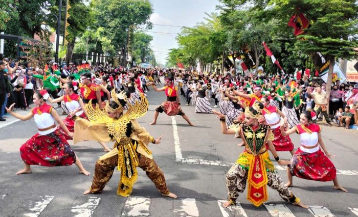 Ribuan Masyarakat Lintas Agama di Jombang Ikuti Tari Massal