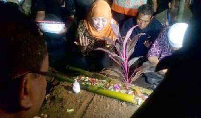 Pimpin Doa di Makam Korban Pemerkosaan, Mensos Menangis Sesenggukan