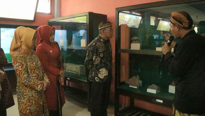 Menko PMK Terpesona Lihat Artefak Majapahit