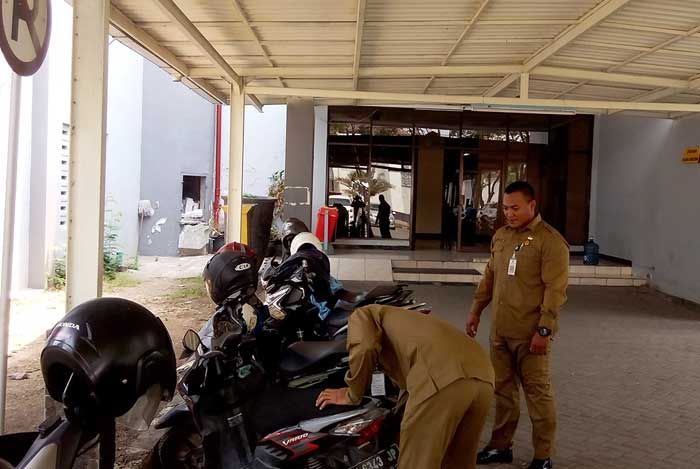 Kendaraan Parkir di Areal Terlarang Kantor Pemkab Gresik, Bupati Perintahkan Digembosi