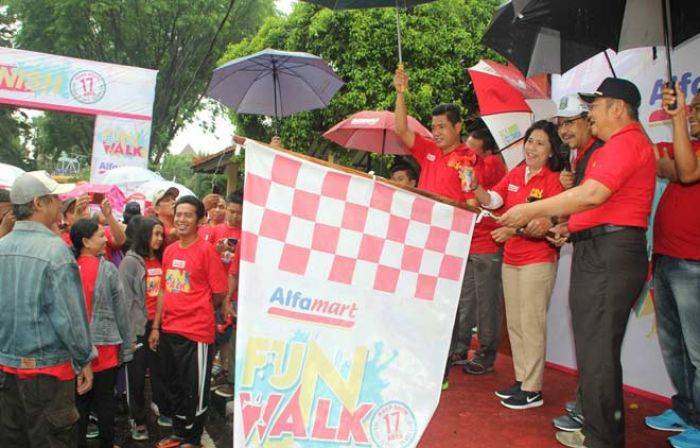 Tapaki Usia 17 Tahun, Alfamart Jalan Sehat Bersama Pelanggan di 17 Kota