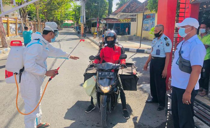 Cegah Penyebaran Covid-19, Lapas Umum Kelas IIA Pamekasan Rutin Lakukan Penyemprotan Disinfektan