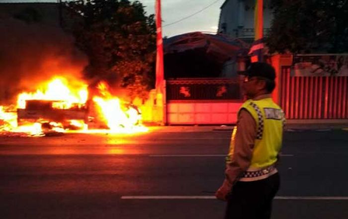 Pikap Bermuatan Mebel Hangus Terbakar di Pantura Tuban