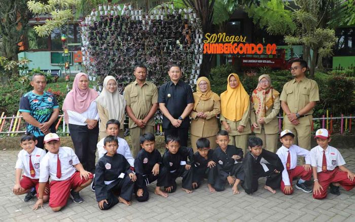 Pj Wali Kota Batu Beri Kejutan untuk Sugiat, Guru Inspiratif di SDN Sumbergondo 2