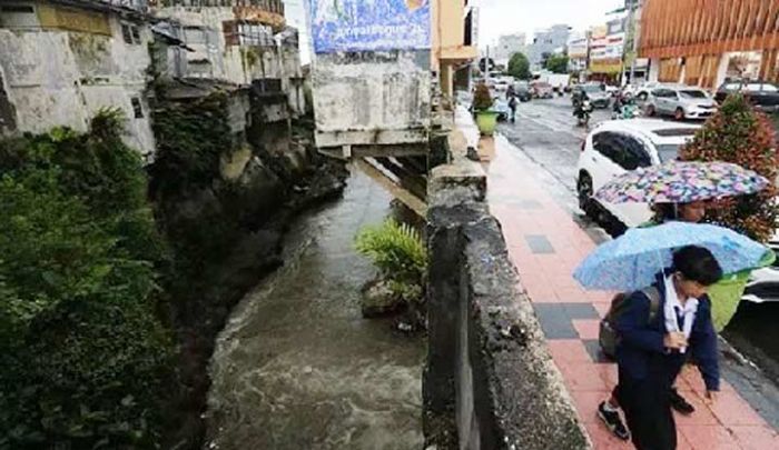 Bangunan Ruko di Atas Sungai Jompo Terancam Digusur