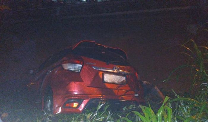 Dikendarai Anggota Sabhara Polda Jatim, Toyota Yaris Tercebur ke Sungai