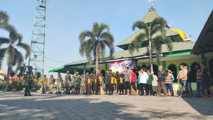 Koramil dan Polsek Prajuritkulon Bebersih Masjid Roudlotul Jannah Kota Mojokerto