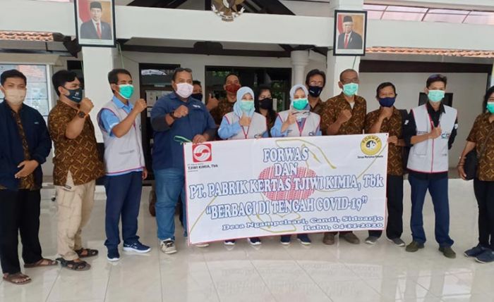 Aksi Berbagi Bersama Forum Wartawan Sidoarjo dan Tjiwi Kimia di Desa Zona Merah Covid-19