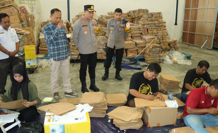 Kapolres Gresik Cek Logistik Pemilu 2024 di Gudang KPU